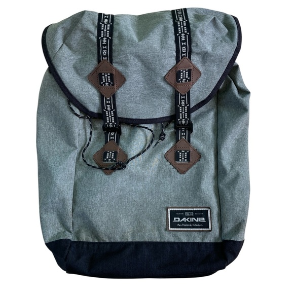 Dakine Trek 26L Backpack Gray/Black Laptop Sleeve - Picture 2 of 16